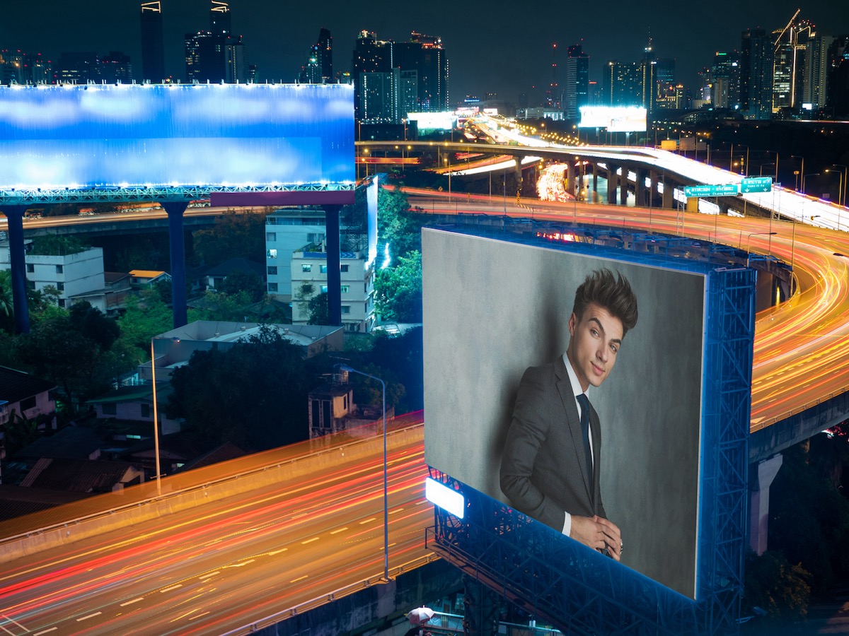 Pantalla gigante LED en autopista