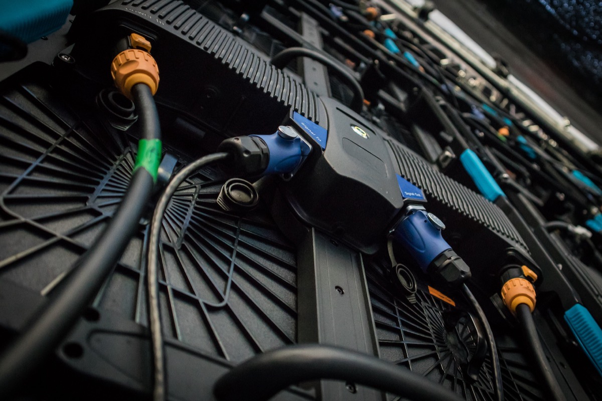 Conexión de pantallas gigantes led