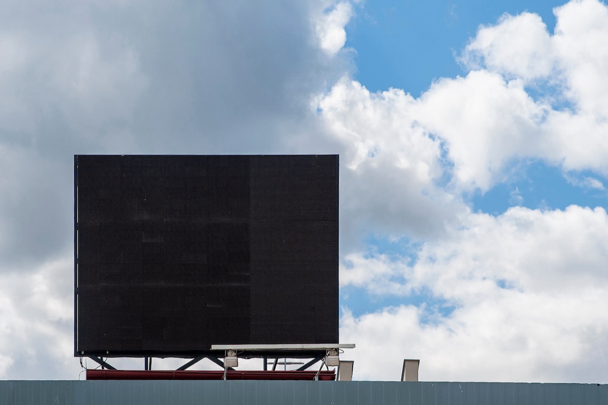 Pantalla gigante led en estadio deportivo