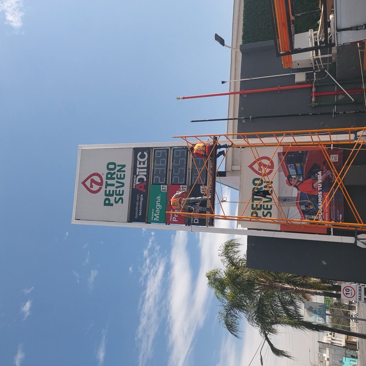 Instalación de preciador LED para Gasolinera Seven